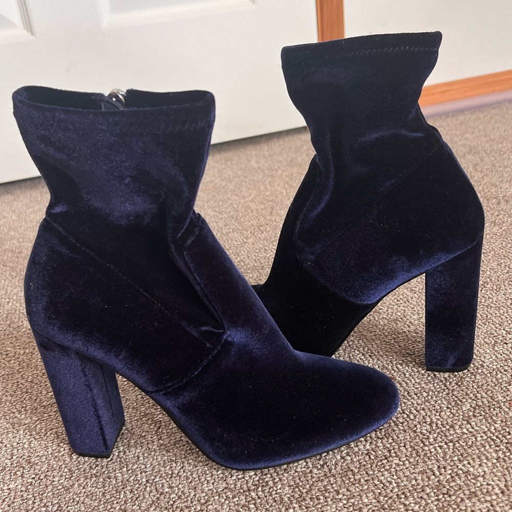 NWOT Steve Madden Navy Blue Velvet Booties